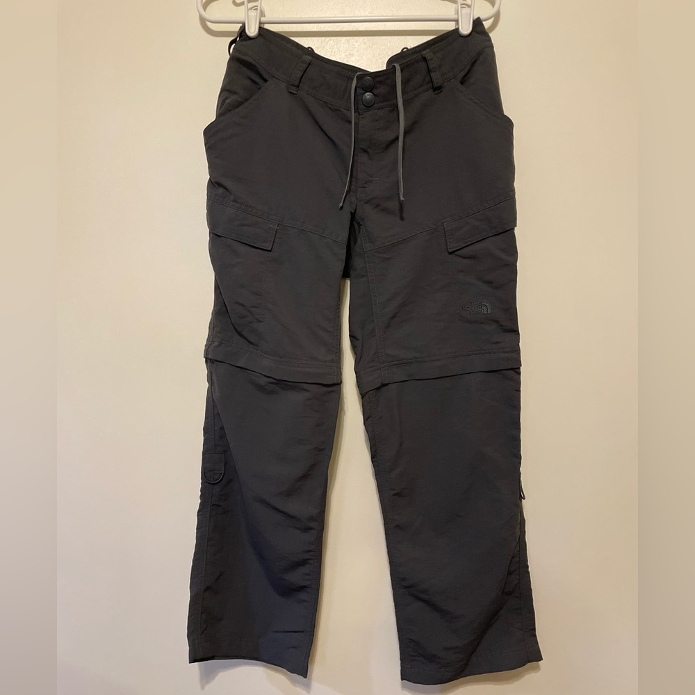THE NORTH FACE grey convertible hiking pants in a size 6 short